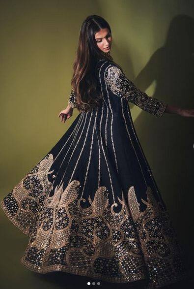 ਅਦਾਕਾਰਾ ਜਦੋਂ ਵੀ ਆਪਣੇ ਇੰਸਟਾਗ੍ਰਾਮ ਅਕਾਊਂਟ 'ਤੇ ਆਪਣੀਆਂ ਤਸਵੀਰਾਂ ਸ਼ੇਅਰ ਕਰਦੀ ਹੈ ਤਾਂ ਅਕਸਰ ਉਸ ਦੀਆਂ ਤਸਵੀਰਾਂ ਦੇਖ ਕੇ ਪ੍ਰਸ਼ੰਸਕਾਂ ਦੇ ਹੋਸ਼ ਉੱਡ ਜਾਂਦੇ ਹਨ। ਹਾਲ ਹੀ 'ਚ ਅਦਾਕਾਰਾ ਨੇ ਇੱਕ ਵਾਰ ਫਿਰ ਆਪਣੀਆਂ ਗਲੈਮਰਸ ਤਸਵੀਰਾਂ ਰਾਹੀਂ ਸੋਸ਼ਲ ਮੀਡੀਆ ਦਾ ਤਾਪਮਾਨ ਵਧਾ ਦਿੱਤਾ ਹੈ।