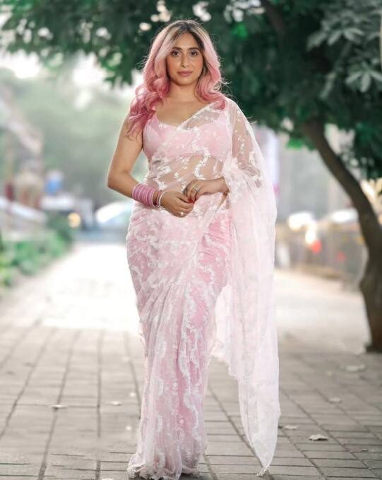 નેહા ભસીનના ચાહકો તેના આ ગ્લેમરસ લૂકને પસંદ કરી રહ્યા છે.