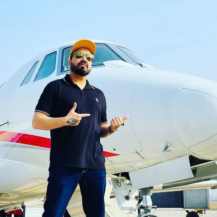 मीका सिंह ने बॉलीवुड की कई फिल्मों को हिट गाने दिए है. लेकिन वो गानों से ज्यादा कंट्रोवर्सी के लिए जाने जाते हैं. हालांकि आज हम आपको सिंगर का जो किस्सा बताने वाले हैं. उसे सुनकर आप अपनी हंसी नहीं रोक पाएंगे. तो चलिए जानते हैं कि आधी रात को क्यों मीका सनी लियोनी के घर पहुंचे थे.