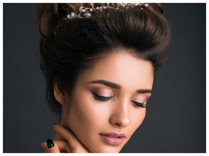 सबसे पहले चेहरे पर एक अच्छा मॉइस्चराइजर लगाएं जो आपकी स्किन को हाइड्रेट रखे. मॉइस्चराइजर को अच्छी तरह चेहरे पर अप्लाई करें और हल्के हाथों से मसाज करें ताकि यह त्वचा में अच्छी तरह से मिल जाए.