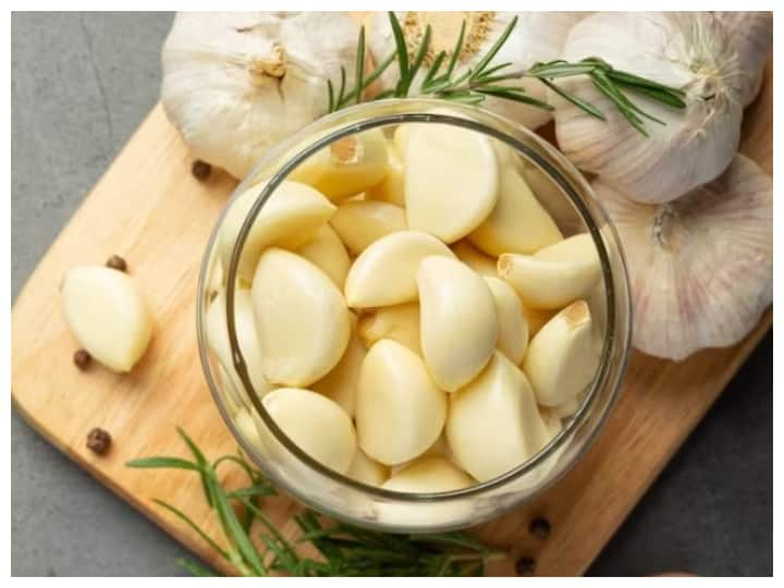 Eating a clove of garlic in winter works like medicine सर्दियों में लहसुन की एक कली खाना दवा की तरह काम करता है, जानें कैसे खाएं?