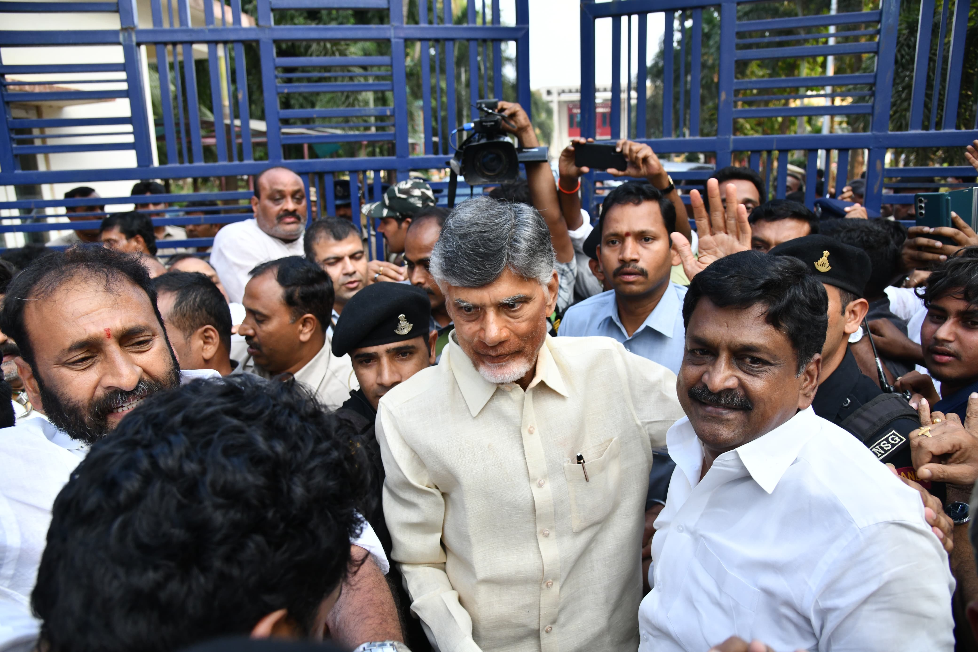 Chandrababu Release :  52 రోజుల తర్వాత బయటకు - రాజమండ్రి జైలు నుంచి చంద్రబాబు విడుదల  !