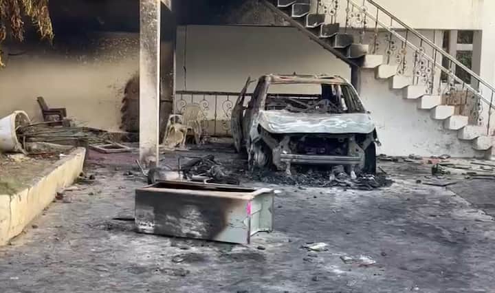 राष्ट्रवादी काँग्रेस शरद पवार गटाचे आमदार संदीप क्षीरसागर आणि नेते जयदत्त क्षीरसागर  राहत असलेल्या बंगल्याला आग लावली.