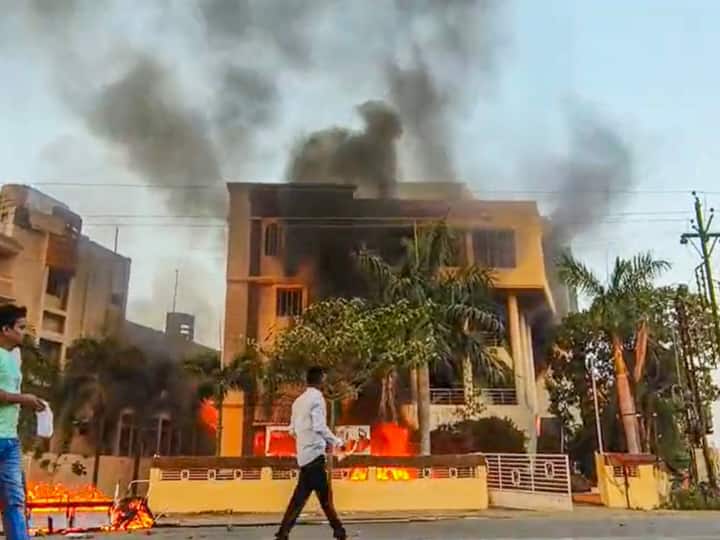 Maratha Reservation Protest News Houses of three MLAs and government building set on fire curfew imposed Maratha Reservation: मराठा आरक्षण की मांग में झुलसता महाराष्ट्र, तीन विधायकों के घरों और सरकारी इमारत में लगाई आग, कर्फ्यू लागू