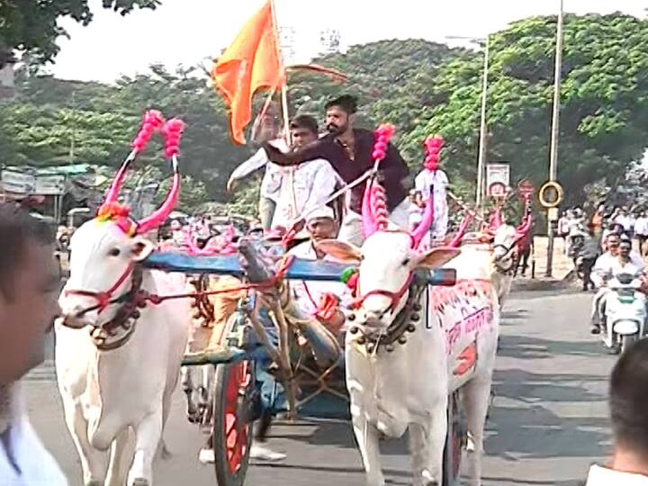 मागील दोन तासांपासून पूर्ण वाहतूक विस्कळीत झाली आहे. त्यातच महिला आणि लहान मुलंदेखील अडकले आहे. अनेक पुणेकरांना आपापल्या कामासाठी रवाना व्हायचं आहे.