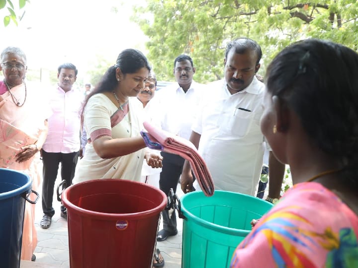 அன்று தேவையில்லாததை விட்டுச் செல்க, தேவையானவற்றை பெற்றுச் செல்க - இன்று தேவையில்லாதோர் வைத்திடுக தேவைப்படுவோர் எடுத்திக