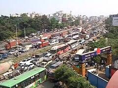 Maratha Reservation : जाळपोळ, घोषणाबाजी, पुण्यात मराठे आक्रमक; पुणे-बंगळुरु महामार्ग रोखला, नवले पुलाजवळ आठ किलोमीटरपर्यंत वाहनांच्या रांगाच रांगा