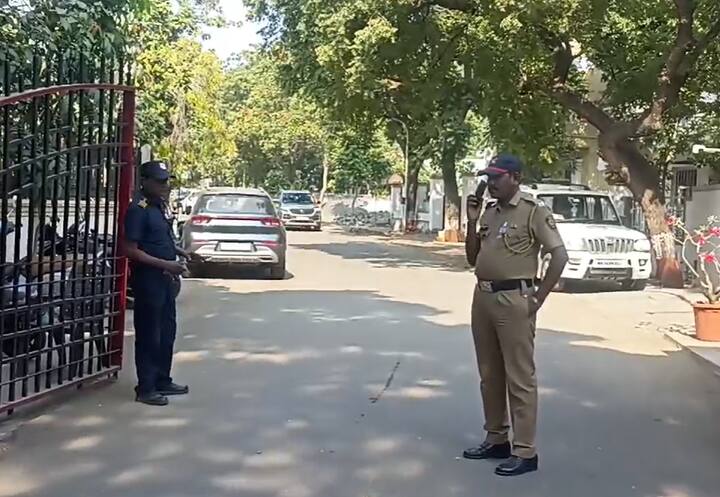 उपमुख्यमंत्री अजित पवार यांच्या बारामतीतील निवासस्थान असलेल्या सहयोग सोसायटी येथे पोलिसांचा बंदोबस्त वाढवण्यात आलेला आहे.