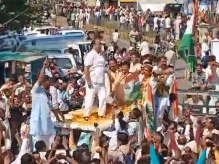 Watch: अचानक जीप पर चढ़ गए विधायक जी और ठोंकने लगे ताल, बोले- खिलाड़ी हूं, अब BJP को दिखाऊंगा खेल MP Election 2023 Congress MLA Ajay Tandon files nomination in different style in Damoh ANN Watch: अचानक जीप पर चढ़ गए विधायक जी और ठोंकने लगे ताल, बोले- खिलाड़ी हूं, अब BJP को दिखाऊंगा खेल