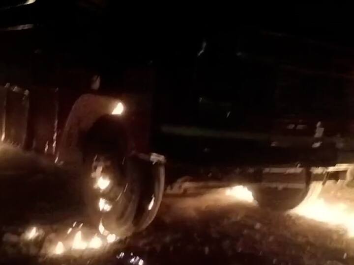 माचणुरजवळ सांगली राज्य महामार्ग आणि खंडाळी गावाजवळ राष्ट्रीय महामार्ग टायर पेटवून रोखून धरला होता.