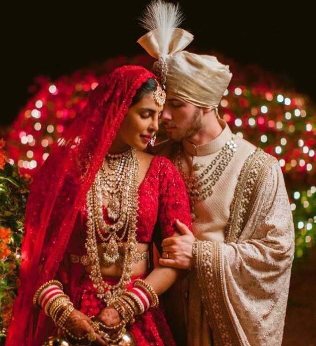 प्रियंका चोपड़ा और निक जोनास पिक्चर-परफेक्ट शादी अपने आप में एक सिल्वर स्क्रीन फीचर की हकदार थी। प्रिंयका ने अपनी शादी के जोड़े से लेकर कलीरे तक सब कुछ कस्टमाइज्ड कराया. वहीं एक्ट्रेस की मेहंदी भी काफी खास थी. उन्होंने अपनी मेहंदी के डिजाइन में मोर, फूलों और ऊँटों को बनाया था और ज्यादातर पारंपरिक रखा था. चोपड़ा ने अपने पति के म्यूजिक प्रोफेशन को डेडिकेट करते हुए अपने दाहिने हाथ पर मेंहदी में एक गिटार डिजाइन भी एड कराया था. अगर आप भी इस करवाचौथ अपने मिस्टर हसबैंड को खास फील कराना चाहती हैं तो आप भी प्रियंका से मेहंदी डिजाइ की इंस्पिरेशन ले सकती हैं.