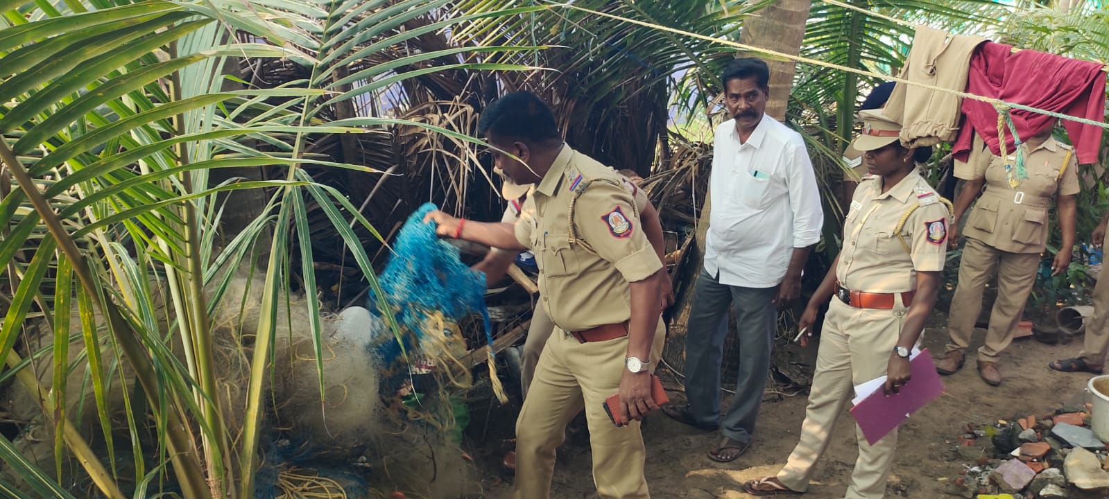 கடலூர் மாவட்டத்தில் ரவுடிகளின் வீடுகளில் ஆயுதங்கள் பதுக்கலா?  - போலீசார் திடீர் சோதனை