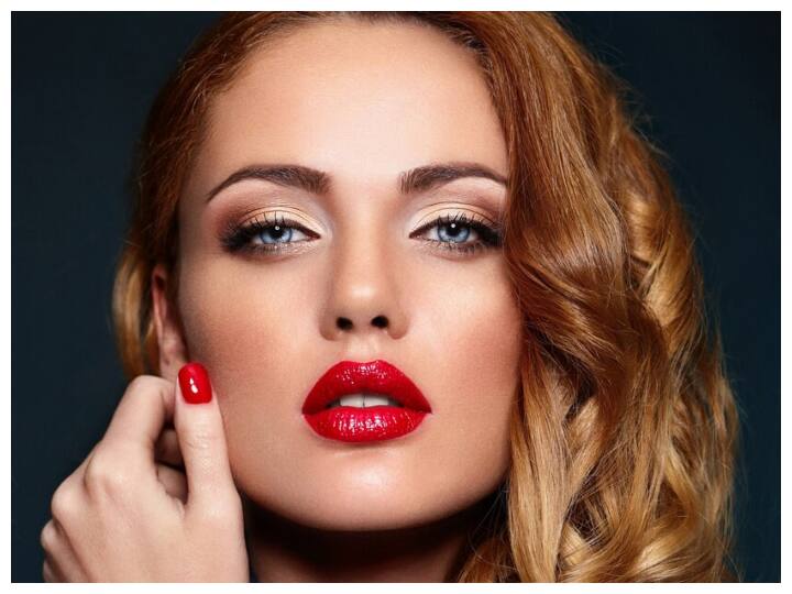 अब आंखों पर लाइट आईशैडो लगाएं. न्यूड या ब्राउन आईशैडो लगाना बेहतर रहता है.  शैडो को ब्रश से धीरे-धीरे लगाएं और ब्लेंड करें.