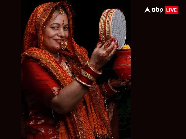 इस दिन के लिए महिलाएं बहुत दिन पहले से तैयारी शुरु कर देती हैं. आइये जानते हैं करवा चौथ के दिन क्या-क्या तैयारी करें, कैसे करें इस दिन कैसे करें श्रृंगार और कौन सी जरुरी बातों का रखे विशेष ख्याल.