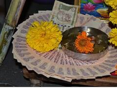 Vastu Tips: પર્સમાં પૈસાની સાથે ક્યારેય ન રાખો આ ચીજો, ધનવાન પણ થઈ જાય છે કંગાળ