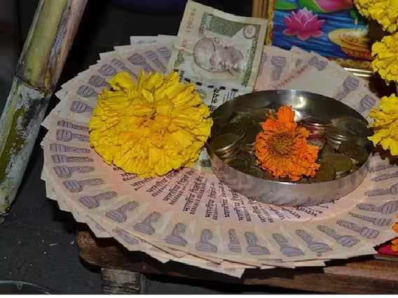 પૈસા હંમેશા સ્વચ્છ જગ્યાએ રાખો, જે લોકો પૈસાને સ્વચ્છ રાખે છે તેમના પર દેવી લક્ષ્મી પોતાના આશીર્વાદ આપે છે. તેથી, તમારા પર્સમાં અથવા પૈસાની જગ્યાએ ખાવાની વસ્તુઓ ક્યારેય ન રાખો.