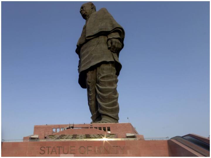 इस गैलरी तक जाने के लिए अलग टिकट है और इसकी टिकट लेने के बाद पटेल प्रतिमा के पांव में लगी लिफ्ट से ऊपर जाते हैं और वहां गैलरी के साथ इतनी हाइट से बाहर का नजारा देखते हैं.