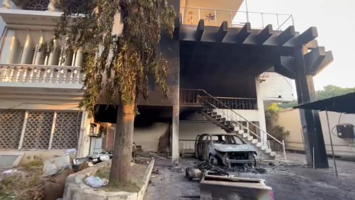 यावेळी सुभाष रोडवर लावलेल्या दोन मोटरसायकल हे जमावांने पेटवून दिले आहेत.