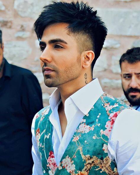 ਇਸ ਤੋਂ ਬਾਅਦ ਉਸ ਨੇ ਕਿਹਾ, 'ਉਸ ਨੇ ਮੈਨੂੰ ਜੱਫੀ ਪਾਈ ਅਤੇ ਉਸ ਨੇ ਮੇਰੇ ਕੰਨ ਨੂੰ ਚੱਟਿਆ।'