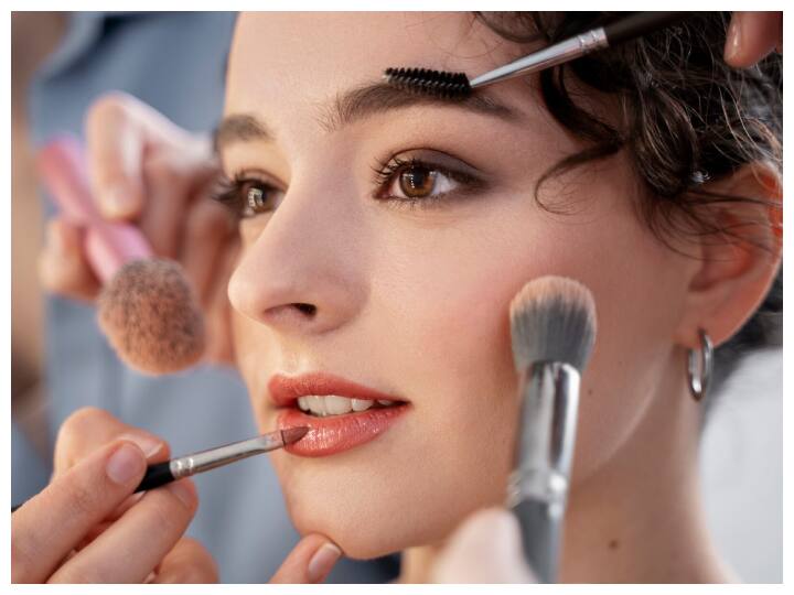 अच्छे प्रोडक्ट्स का करें इस्तेमाल: हमेशा अच्छी कंपनी के ओरिजिनल मेकअप प्रोडक्ट्स का इस्तेमाल करें. ये स्किन को कम नुकसान पहुंचाते हैं. अच्छे मेकअप प्रोडक्ट्स ज्यादा देर तक टिकते हैं और समय के साथ काले नहीं पड़ते.