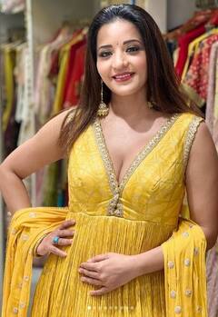 Monalisa: ਯੈਲੋ ਸੂਟ ਪਹਿਨ ਕੇ ਮੋਨਾਲੀਸਾ ਮਚਾਈ ਤਬਾਹੀ, ਹਰ ਅੰਦਾਜ਼ ਨਾਲ ਫੈਨਜ਼ ਨੂੰ ਕੀਤਾ ਹੈਰਾਨ