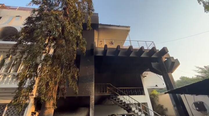 बीड शहरातील सुभाष रोड या मुख्य बाजारपेठेत जमावाने दगडफेक केल्यानंतर बीड शहरातील सगळी बाजारपेठ बंद करण्यात आली आहे