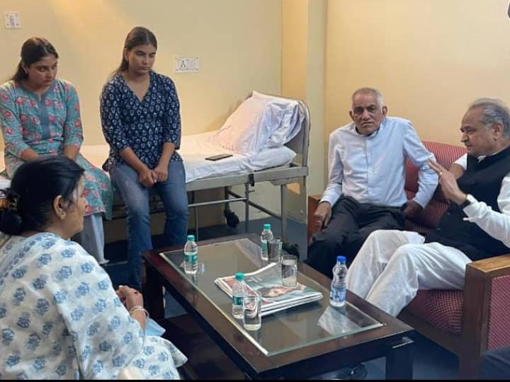 Rajasthan CM Ashok Gehlot Meets Himachal Pradesh CM Sukhvinder Sukhu Wife Kamlesh Tahkur And Know His Health Update ANN CM Sukhu Health Update: दिल्ली AIIMS पहुंचे राजस्थान के मुख्यमंत्री अशोक गहलोत, पत्नी से जाना सीएम सुक्खू का हाल