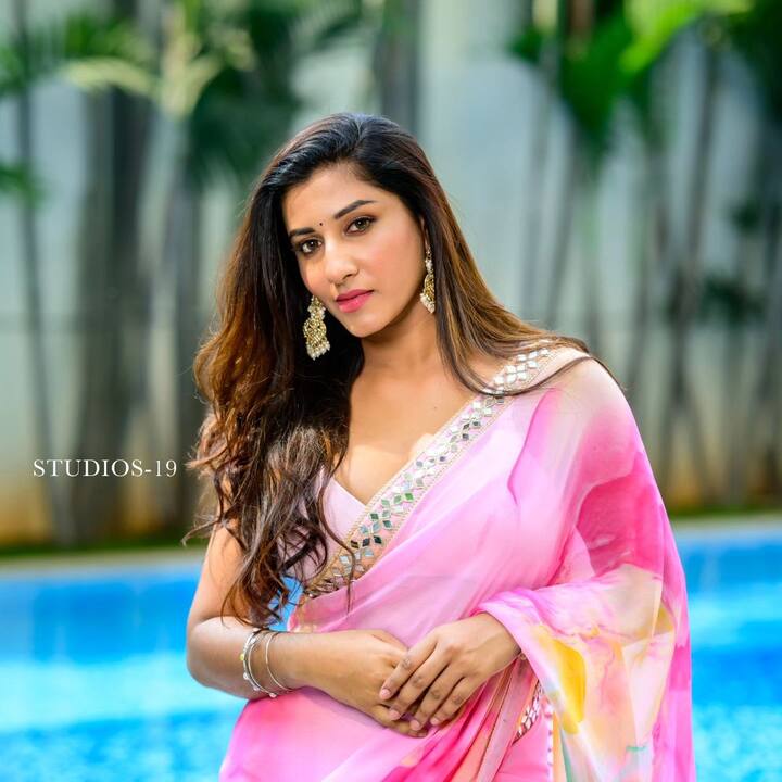 యాంకర్ విష్ణు ప్రియా భీమనేని పింక్ శారీలో కనువిందు చేశారు. అందంగా ముస్తాబై ఫోటోలు దిగారు. వాటిని మీరూ చూడండి. (Image Courtesy : vishnupriyabhimeneni / Instagram)