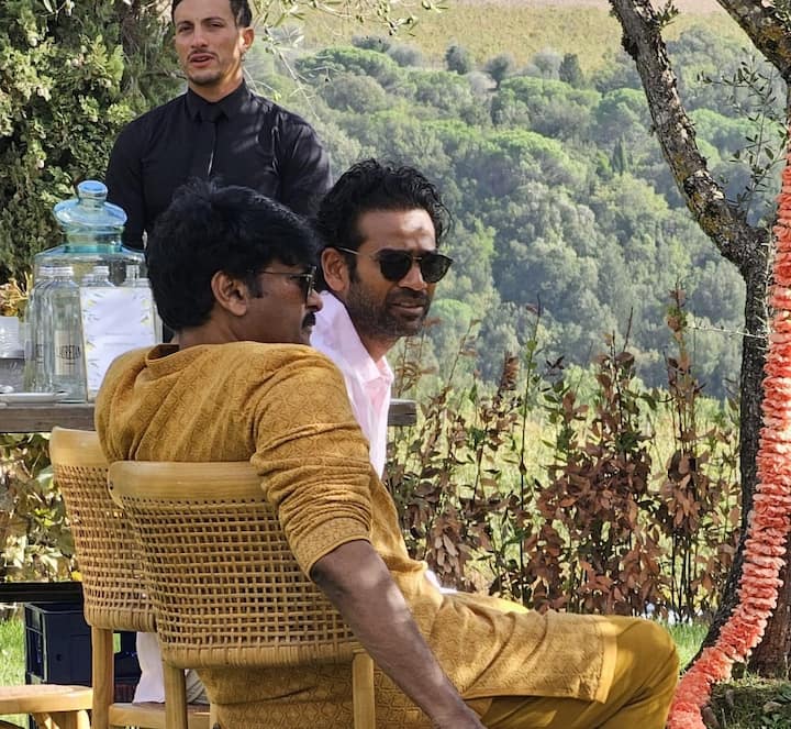 वहीं इस शादी में शामिल हुए मेहमानों की तस्वीरें भी सामने आई हैं. इन तस्वीरों को देखकर फैंस बेहद खुश हो रहे हैं और कपल को ढेर सारी बधाइयां भी दे रहे हैं.