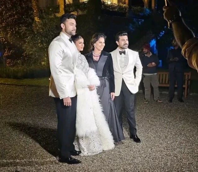 बता दें कि कपल ने अपनी शादी के फंक्शन की शुरुआत कॉकटेल पार्टी से की है. बीती रात कपल ने इटली के टस्कनी में कॉकटेल पार्टी का आयोजन किया, जिसकी कई सारी तस्वीरें सोशल मीडिया पर वायरल हो रही हैं. इन तस्वीरों में वरुण और लावण्या एक दूसरे के साथ ट्विनिंग करते हुए नजर आ रहे हैं.