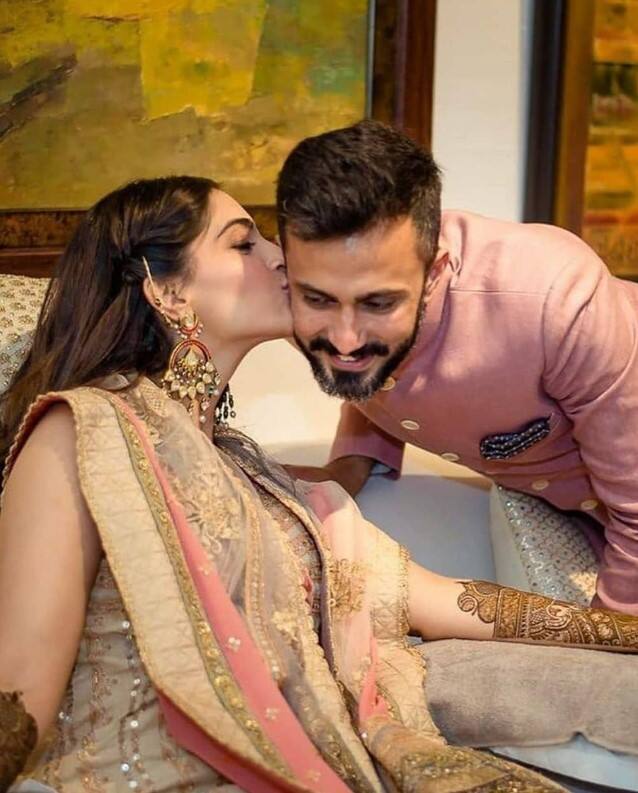 सोनम कपूर ने आनंद आहूजा के नाम की कस्टमाइज्ड मेहंदी डिजाइन अपने हाथों में बनवाया था. उन्होंने अपनी मेहंदी डिज़ाइन ट्रेडिशन ही चुना था और अपने आर्टिस्ट को ट्रेडिशन जाली और पैस्ले फ्लॉवर डिज़ाइन में एक हाथी और एक कमल बुनने के लिए कहा था. लोटस कपल के लिए कुछ खास सिंबल है. बता दें कि सोनम की शादी के लहंगे में लोटस ही फिचर्ड था, जबकि आनंद ने इसे अपनी रिंग फिंगर पर पहना था. आप भी ट्रेडिशनल मेहंदी डिजाइन पसंद करती हैं तो इस करवाचौथ सोनम कपूर के मेहंदी डिजाइन से इंस्पिरेशन ले सकती है.