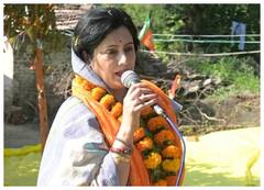 चुनाव प्रचार में प्रत्याशियों का साथ दे रहीं उनकी मां और पत्नियां, बेटे-पति के लिए मांग रहीं वोट