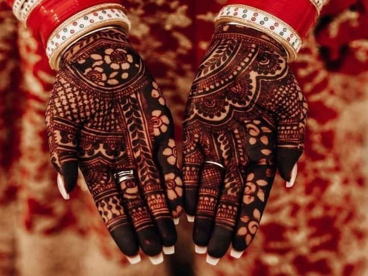 karwa chauth 2023 mehandi natural dark colour tips in hindi खूब चढ़ेगा आपके हाथों में मेहंदी का रंग अगर फॉलो करेंगी ये ट्रिक,  घंटे भर में रंग हो जाएगा गाढ़ा