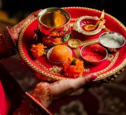 ਕਰਵਾ ਚੌਥ ਦਾ ਵਰਤ ਖੋਲ੍ਹਣ ਤੋਂ ਬਾਅਦ ਤੁਸੀਂ ਮਠਿਆਈ ਜਾਂ ਖੀਰ ਖਾਣ ਦੀ ਬਜਾਏ ਪਹਿਲਾਂ ਸੁੱਕੇ ਮੇਵੇ ਜਿਵੇਂ ਕਿ ਖਜੂਰ, ਅੰਜੀਰ, ਬਦਾਮ ਖਾ ਸਕਦੇ ਹੋ ਅਤੇ ਜਦੋਂ ਤੁਹਾਡਾ ਪੇਟ ਥੋੜ੍ਹਾ ਭਰ ਜਾਵੇ ਤਾਂ ਤੁਸੀਂ ਮਿੱਠੇ ਦਾ ਸੇਵਨ ਕਰ ਸਕਦੇ ਹੋ।