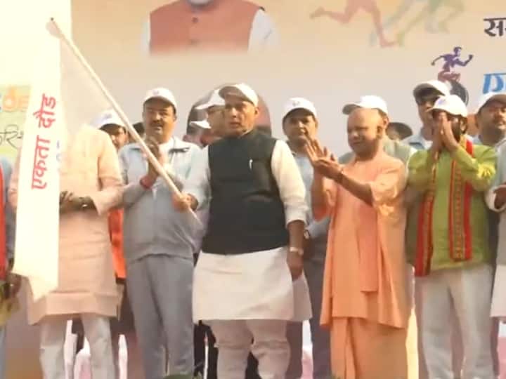 Sardar Vallabhbhai Patel Birth Anniversary Rajnath Singh and CM Yogi in Run for Unity program in Lucknow Sardar Vallabhbhai Patel: सरदार पटेल की जयंती पर लखनऊ में 'रन फॉर यूनिटी' का आयोजन, राजनाथ सिंह ने दिखाई हरी झंडी