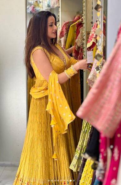 ਮੋਨਾਲੀਸਾ ਸੋਸ਼ਲ ਮੀਡੀਆ 'ਤੇ ਕਾਫੀ ਐਕਟਿਵ ਰਹਿੰਦੀ ਹੈ। ਇੰਸਟਾਗ੍ਰਾਮ 'ਤੇ ਉਨ੍ਹਾਂ ਦੀ ਫੈਨ ਫਾਲੋਇੰਗ ਲਿਸਟ ਕਾਫੀ ਮਜ਼ਬੂਤ ਹੈ।