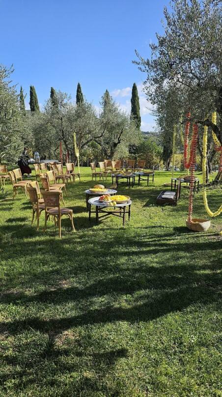 वहीं वेन्यू की फोटोज भी सामने आई हैं, जो बेहद खूबसूरत लग रही हैं. बता दें कि दोनों इटली में डेस्टिनेशन वेडिंग कर रहे हैं.