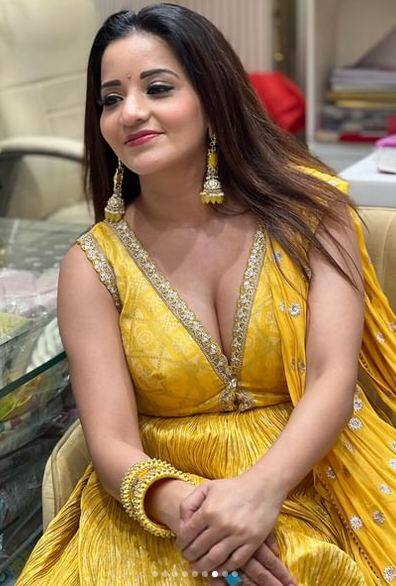 ਇਨ੍ਹਾਂ ਤਸਵੀਰਾਂ 'ਚ ਅਭਿਨੇਤਰੀ ਆਪਣੀ ਪਰਫੈਕਟ ਟੋਨ ਬਾਡੀ ਨੂੰ ਫਲਾਂਟ ਕਰਦੀ ਨਜ਼ਰ ਆ ਰਹੀ ਹੈ। ਮੋਨਾਲੀਸਾ ਦਾ ਇਹ ਲੁੱਕ ਇੰਟਰਨੈੱਟ ਦਾ ਤਾਪਮਾਨ ਵਧਾ ਰਿਹਾ ਹੈ।