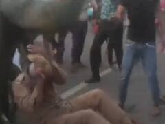 जाम खुलवाने गए दरोगा पर हमला, उपद्रवी तत्वों ने दौड़ा-दौड़ा कर पीटा, वीडियो वायरल