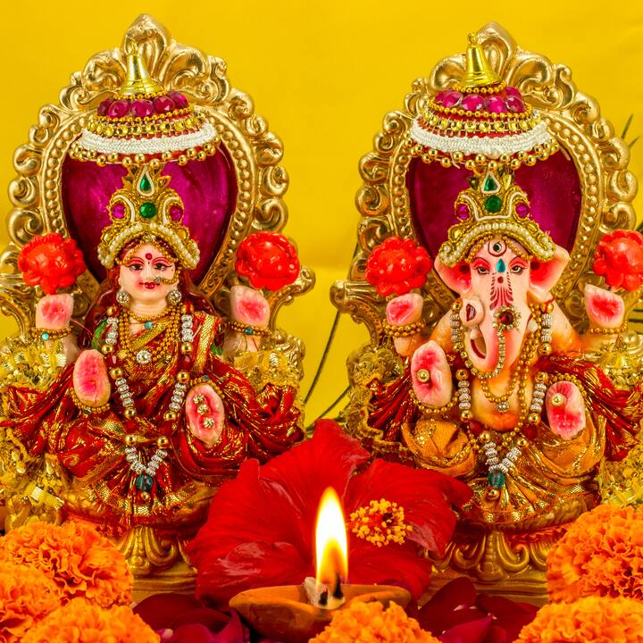 कार्तिक महीने में मांस-मछली और दही- मट्ठा का त्याग करना चाहिए. इससे सेहत संबंधी परेशानी हो सकती है साथ ही मां लक्ष्मी की पूजा का फल नहीं मिलता. आर्थिक सुख नहीं मिलता.