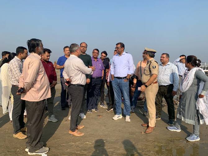 Chhath Puja 2023 Patna Commissioner Kumar Ravi DM Chandrashekhar Inspected  Ganga Ghats For Chhath Puja ANN | Chhath 2023: पटना में छठ पूजा की तैयारी  में जुटे अधिकारी, इस बार कम होंगे