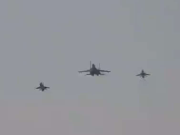 MiG 21 Bison Fighter Aircraft Takes Last Flight As IAF Replaces It With LCA Mark-1A Watch MiG-21 Bison Fighter Jets Fly For The Last Time For Indian Air Force. WATCH