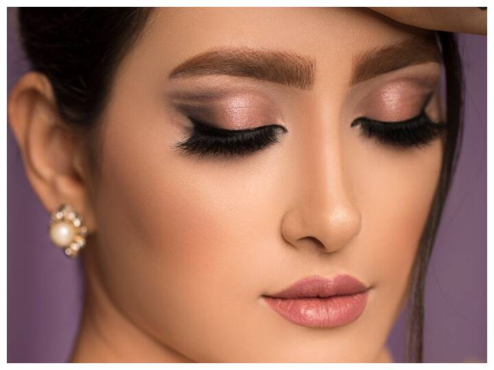 फेस की सफाई के बाद, एक लाइट वेट फाउंडेशन लगाना बहुत जरूरी है. लाइट वेट फाउंडेशन आपकी स्किन टोन के अनुसार चुनें और पूरे चेहरे पर एप्लाई करें.