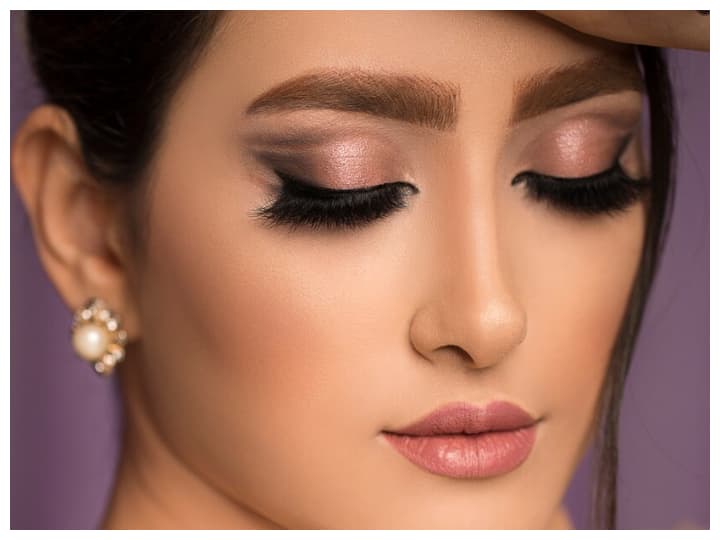 सन्सक्रीन कभी न भूलें: अगर आप दिन में मेकअप कर रही हैं तो सनस्क्रीन लगाना मत भूलिए.