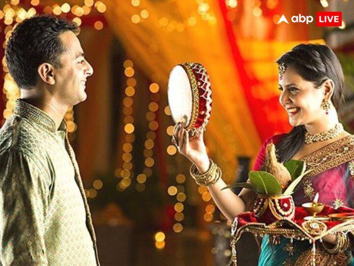 इस दिन महिलाएं मंगल सूत्र, बिंदी, चूड़ियां,पायल, मांग में सिंदूर और झुमके  पहनती है, इस दिन 16 श्रृंगार करने से सौभाग्य और सुख समृद्धि आती है. इसीलिए करवा चौथ से पहले दिन सुहाग का सामान खरीद बेहद शुभ माना जाता है.