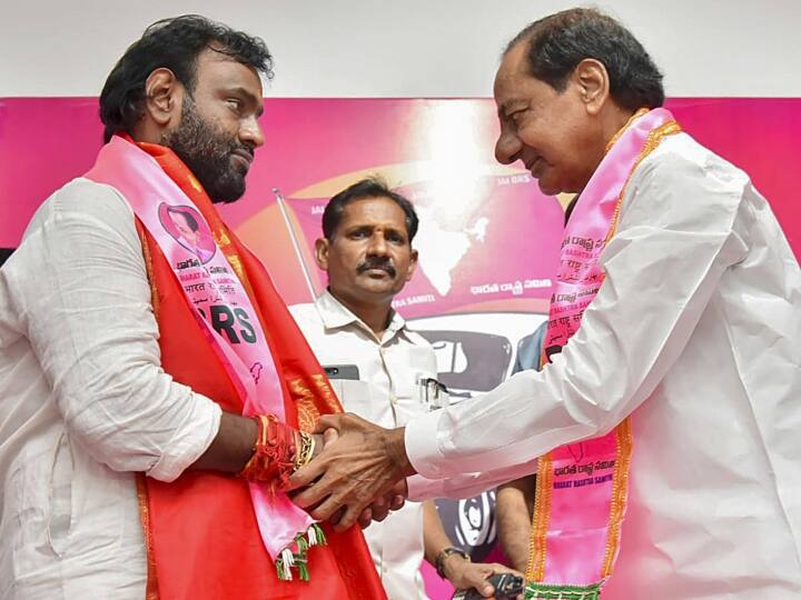 Telangana Assembly Election 2023 many Congress leader quit party joined KCR BRS dissent over ticket distribution Telangana Election 2023: तेलंगाना में ट‍िकट नहीं म‍िलने से नाराज हुए कांग्रेस के कई नेता, अब इस पार्टी में देख रहे भविष्य