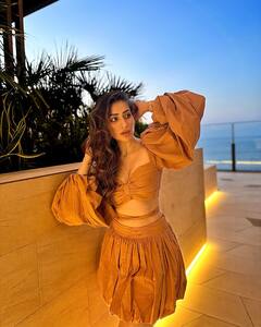 Raai Laxmi Photos : మోడ్రన్ డ్రస్‌లో రత్తాలు - దుబాయ్‌లో రాయ్ లక్ష్మి గ్లామర్ ఫోటోలు