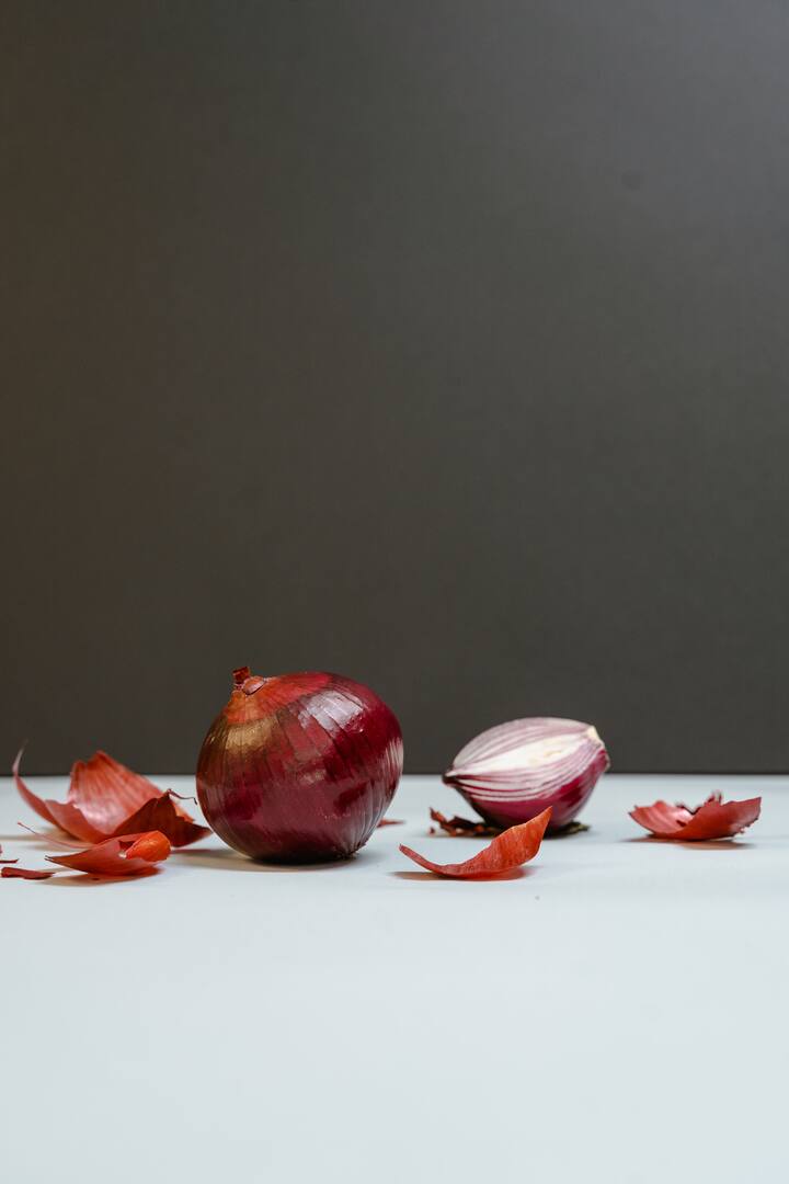 வெங்காயம் கெட்டுப்போகாமல் இருக்க, காற்றோட்டம் அவசியம், எனவே அவற்றை ஒருபோதும் பிளாஸ்டிக் பையில் சேமிக்க வேண்டாம். அதற்குப் பதிலாக, அறை வெப்பநிலையில் திறந்த கூடையில், துளையிடப்பட்ட காகிதப் பையில் அல்லது காற்றோட்டம் உள்ள பாத்திரத்தில் வைக்கவும்.