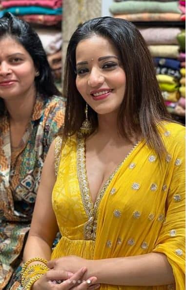 ਵੈਸਟਰਨ ਹੋਵੇ ਜਾਂ ਐਥਨਿਕ ਅਭਿਨੇਤਰੀ ਹਰ ਲੁੱਕ 'ਚ ਸ਼ਾਨਦਾਰ ਲੱਗਦੀ ਹੈ। ਮੋਨਾਲੀਸਾ ਦਾ ਗਲੈਮਰਸ ਅੰਦਾਜ਼ ਹਮੇਸ਼ਾ ਉਨ੍ਹਾਂ ਦੇ ਪ੍ਰਸ਼ੰਸਕਾਂ ਨੂੰ ਆਕਰਸ਼ਿਤ ਕਰਦਾ ਹੈ।