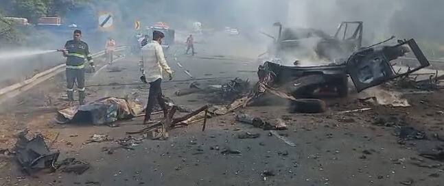 रुग्णवाहिकेला लागलेली आग देवदूत व फायरब्रिगेडच्या मदतीने विझवण्यात आली आहे.